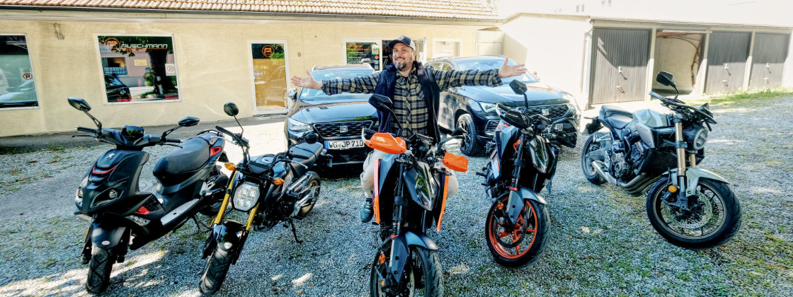 Jens vor der Fahrschule in Wangen.